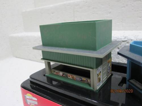 HO SCALE : WOODLAND SCENICS - 'BOBS NEWS & MAGAZINES' STATION PLATFORM STAND (BOXED) - LOT 29AA