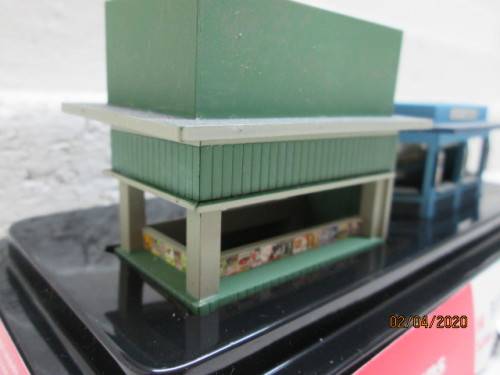 HO SCALE : WOODLAND SCENICS - 'BOBS NEWS & MAGAZINES' STATION PLATFORM STAND (BOXED) - LOT 29AA