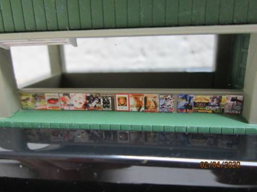 HO SCALE : WOODLAND SCENICS - 'BOBS NEWS & MAGAZINES' STATION PLATFORM STAND (BOXED) - LOT 29AA