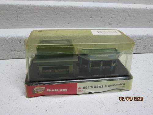 HO SCALE : WOODLAND SCENICS - 'BOBS NEWS & MAGAZINES' STATION PLATFORM STAND (BOXED) - LOT 29AA