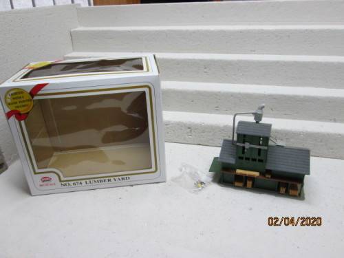 HO SCALE : MODELPOWER - LUMBER YARD (BOXED) - LOT 34AA