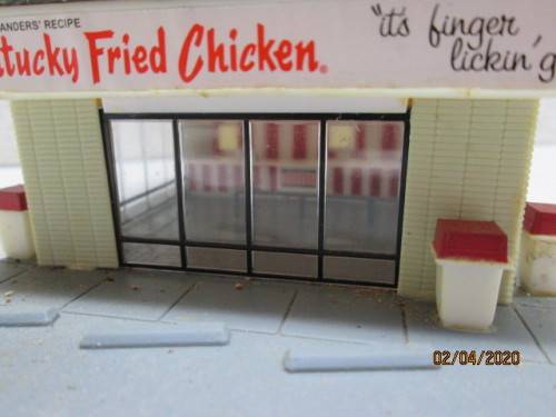 HO SCALE : KENTUCKY FRIED CHICKEN DRIVE-THROUGH - LOT 50AA