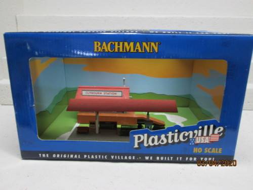 HO SCALE : BACHMANN PLATFORM STATION & FREIGHT STATION (BOXED) - LOT 119AA
