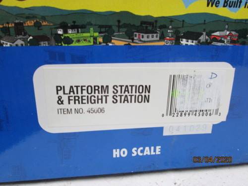 HO SCALE : BACHMANN PLATFORM STATION & FREIGHT STATION (BOXED) - LOT 119AA