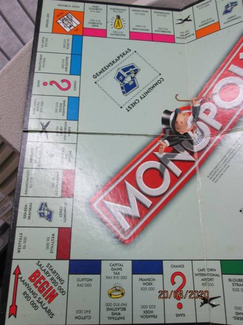 MONOPOLY BOARD GAME - LOT 410AA