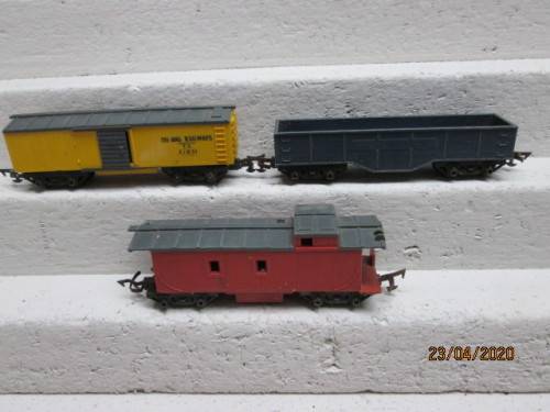 OO SCALE : TRI-ANG GOODS WAGONS x3 (MADE IN SOUTH AFRICA) - LOT 485AA