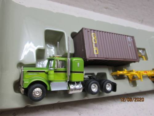 HO SCALE : ATHEARN KENWORTH TRUCK & TRAILER WITH CONTAINER (BOXED) - LOT 89BB