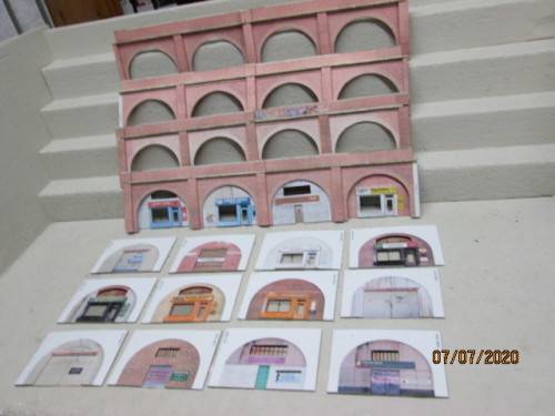 OO/HO SCALE : BACKDROP 3D BUILDING x4 PIECES WITH 16 SHOP FRONTS - LOT 318BB