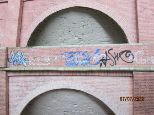 OO/HO SCALE : BACKDROP 3D BUILDING x4 PIECES WITH 16 SHOP FRONTS - LOT 318BB