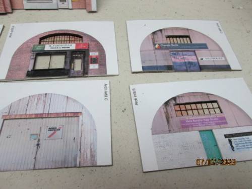 OO/HO SCALE : BACKDROP 3D BUILDING x4 PIECES WITH 16 SHOP FRONTS - LOT 318BB