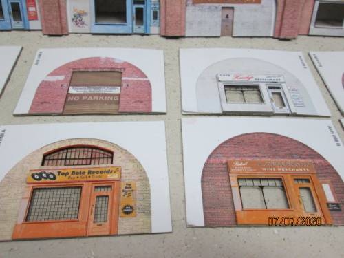 OO/HO SCALE : BACKDROP 3D BUILDING x4 PIECES WITH 16 SHOP FRONTS - LOT 318BB
