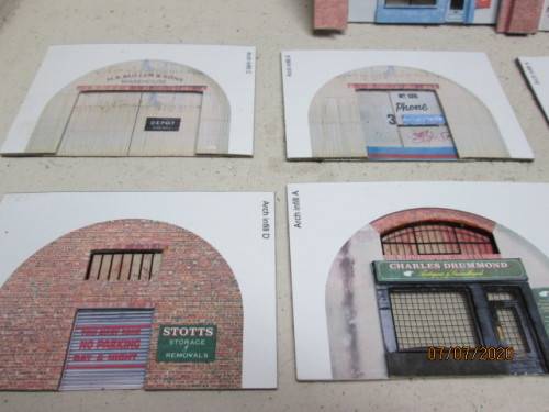 OO/HO SCALE : BACKDROP 3D BUILDING x4 PIECES WITH 16 SHOP FRONTS - LOT 318BB