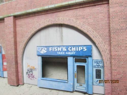 OO/HO SCALE : BACKDROP 3D BUILDING x4 PIECES WITH 16 SHOP FRONTS - LOT 318BB