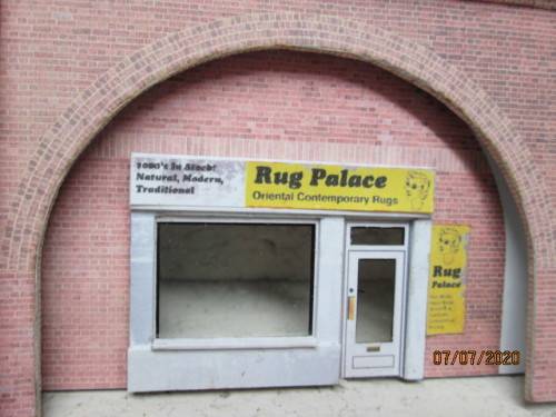 OO/HO SCALE : BACKDROP 3D BUILDING x4 PIECES WITH 16 SHOP FRONTS - LOT 318BB