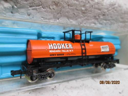 N SCALE: ATLAS:  SINGLE DOME HOOKER TANK CAR- BOXED