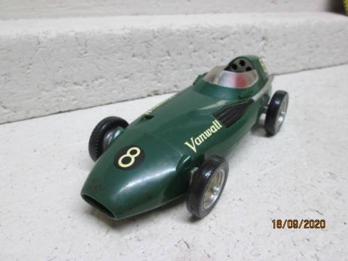 1:24 SCALE : MERIT RACING CAR - VANWALL 1956 - BOXED