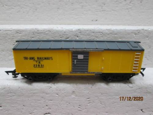 OO SCALE : TRI-ANG : YELLOW BOX CAR (MADE IS SOUTH AFRICA)