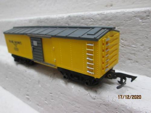 OO SCALE : TRI-ANG : YELLOW BOX CAR (MADE IS SOUTH AFRICA)