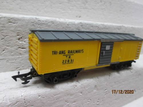 OO SCALE : TRI-ANG : YELLOW BOX CAR (MADE IS SOUTH AFRICA)