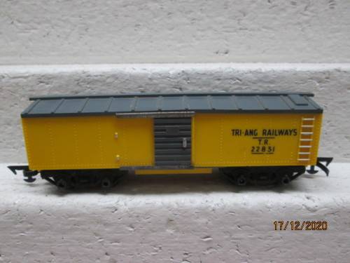 OO SCALE : TRI-ANG : YELLOW BOX CAR (MADE IS SOUTH AFRICA)