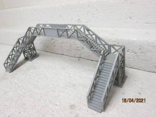 HO/OO SCALE : AIRFIX DOUBLE RAIL PEDESTRIAN BRIDGE