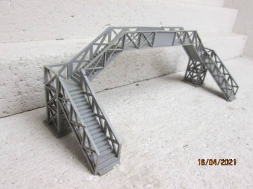 HO/OO SCALE : AIRFIX DOUBLE RAIL PEDESTRIAN BRIDGE