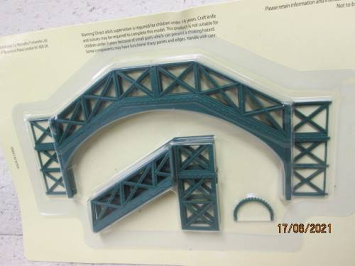 OO SCALE : RAILWAY PEDESTRIAN BRIDGE KIT - BOXED