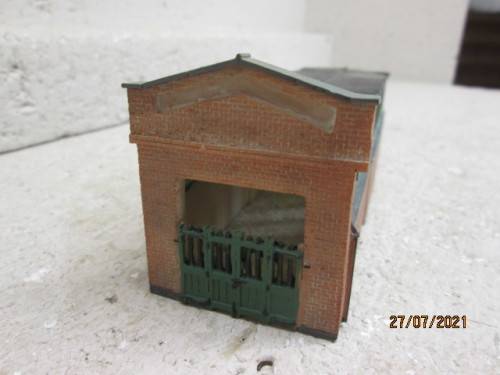 HO / OO SCALE : BACHMANN :  RESIN RAILWAY SHED