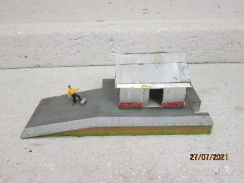 HO SCALE : PLATFORM WITH TIN SHED