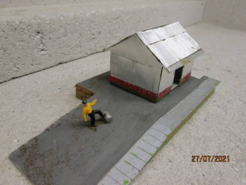 HO SCALE : PLATFORM WITH TIN SHED