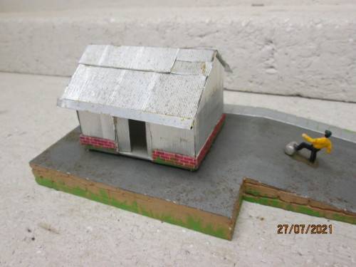 HO SCALE : PLATFORM WITH TIN SHED