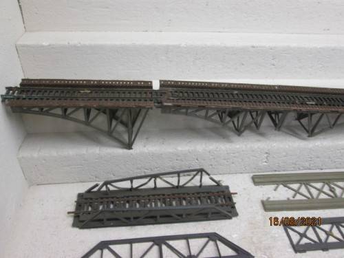 HO SCALE : BRIDGE SCRAP YARD