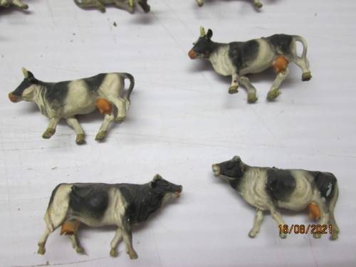 HO SCALE : COWS - X10
