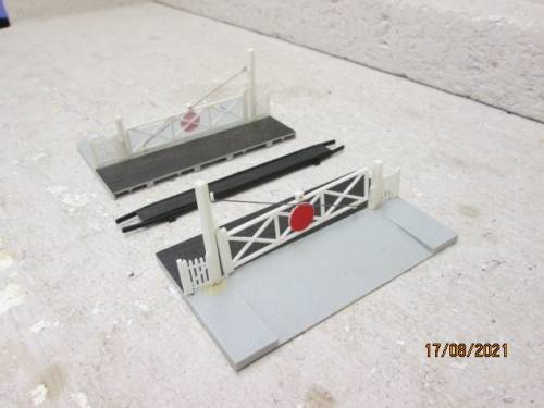 HO / OO SCALE : RAILWAY CROSSING