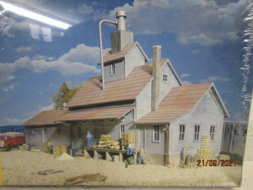 N SCALE : WALTHERS SUNRISE FEED MILL BUILDING KIT - BOXED