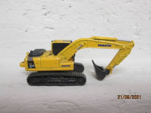 N SCALE : UNIVERSAL HOBBIES - KOMATSU PC 210 EXCAVATOR
