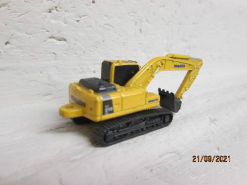 N SCALE : UNIVERSAL HOBBIES - KOMATSU PC 210 EXCAVATOR