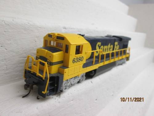 HO SCALE : BACHMANN : SANTE FE - DIESEL LOCOMOTIVE