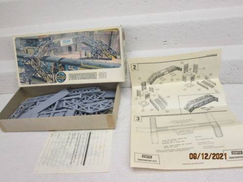 OO SCALE : AIRFIX : DOUBLE RAIL PEDESTRIAN FOOT BRIDGE  - BOXED