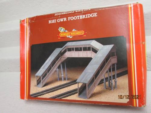 OO SCALE : HORNBY : GWR COVERED FOOT BRIDGE - KIT - BOXED