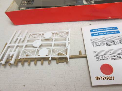 OO SCALE : HORNBY : GWR SIGNAL BOX AND CROSSING - KIT - BOXED