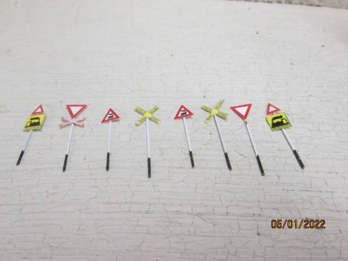 HO SCALE : SAR : ROAD SIGNALS - X8