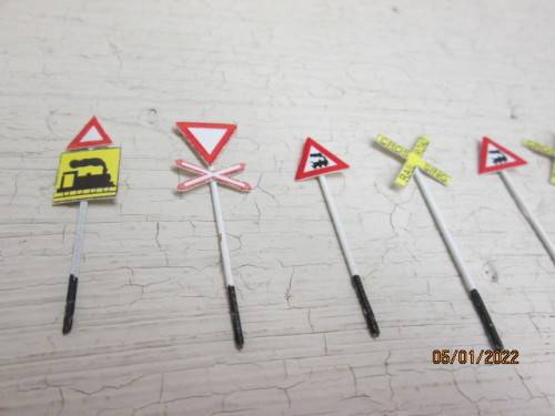 HO SCALE : SAR : ROAD SIGNALS - X8