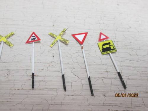 HO SCALE : SAR : ROAD SIGNALS - X8