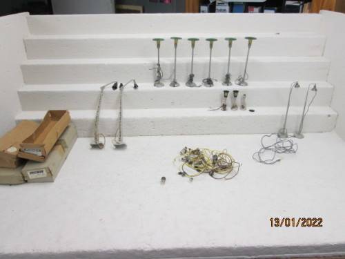 HO SCALE : MARKLIN : STREET LAMPS - X13 - BOXED