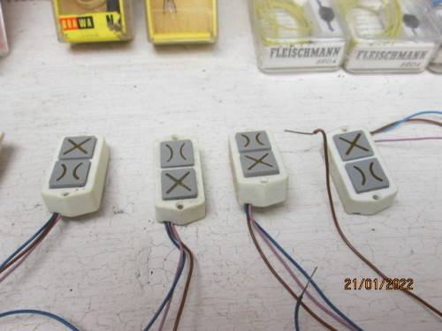 N SCALE : RAIL SIGNALS AND LAMPS, SWITCHES ETC - (SOME BOXED)