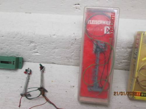 N SCALE : RAIL SIGNALS AND LAMPS, SWITCHES ETC - (SOME BOXED)