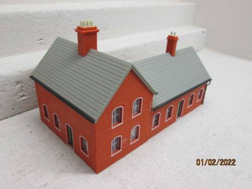 OO SCALE: L-SHAPE RAILWAY TYPE BUILDING
