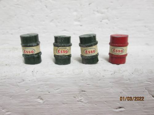 HO / OO SCALE : ESSO 200 LITRE OIL DRUMS - X4