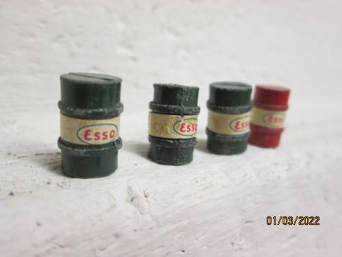 HO / OO SCALE : ESSO 200 LITRE OIL DRUMS - X4